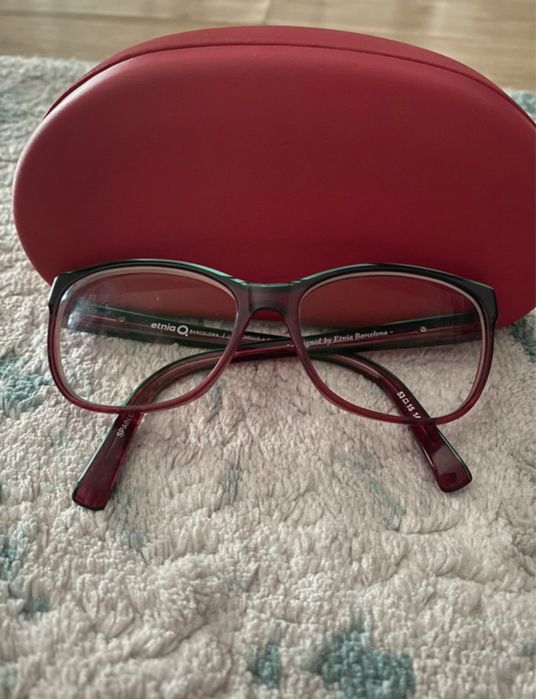 Armação de oculos de visão marca etnia como nova