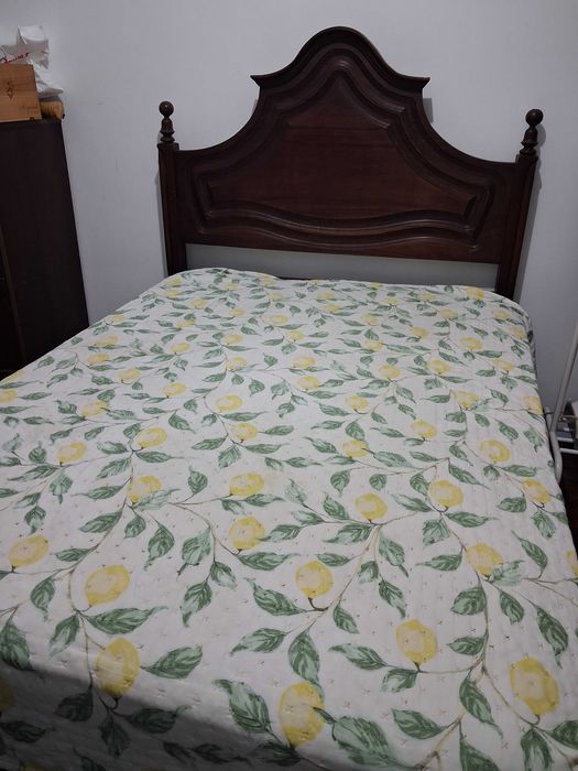 Cama de casal de madeira com colchão de molas de oferta.