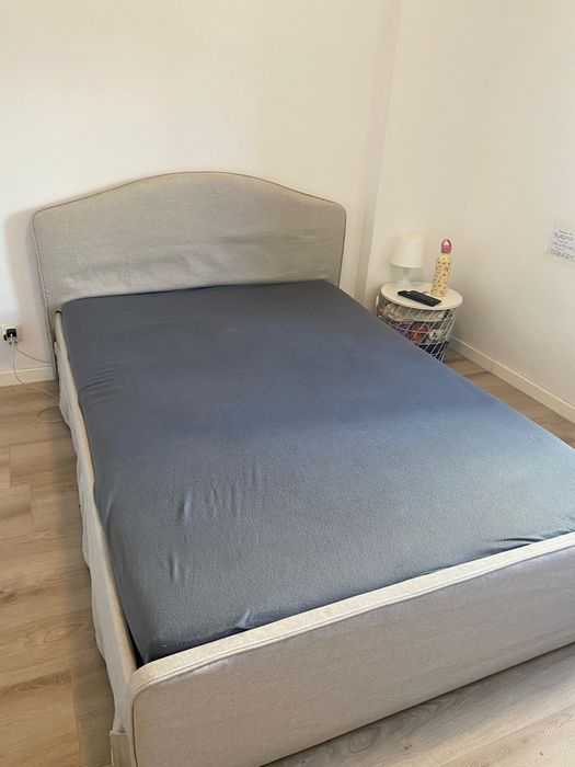 Cama de casal com estrado.