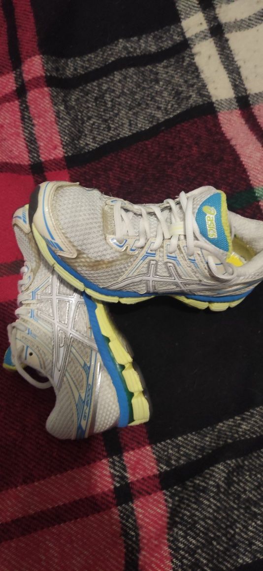 Красовки asics в гарному стані