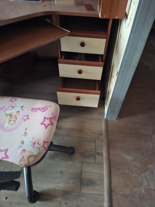 Стіл письмовий кутовий