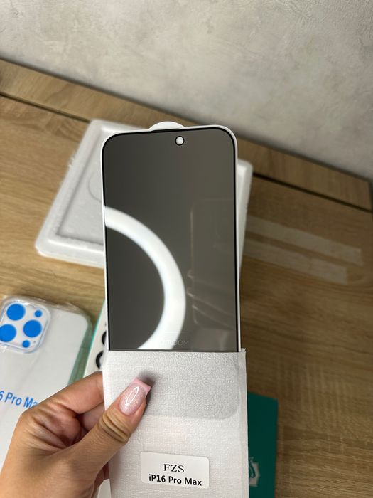 Чехол и защитные стекла на iPhone 16 Pro Max