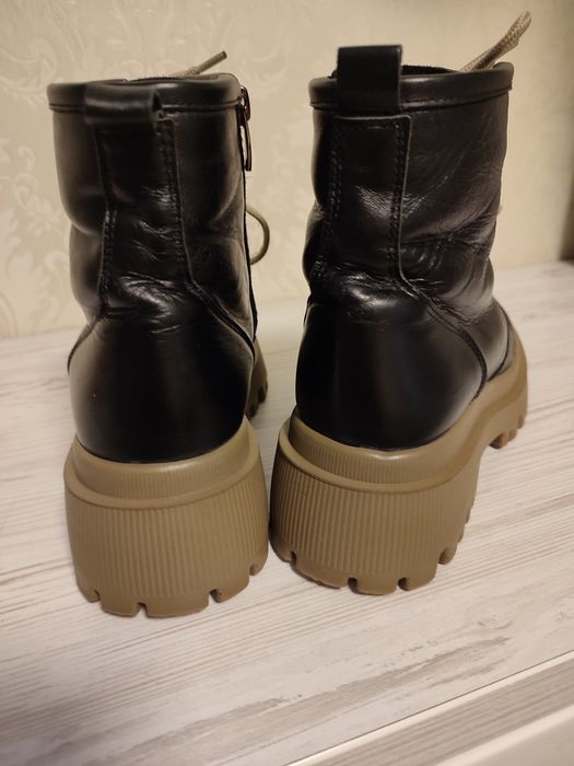 Продам зимові черевики .