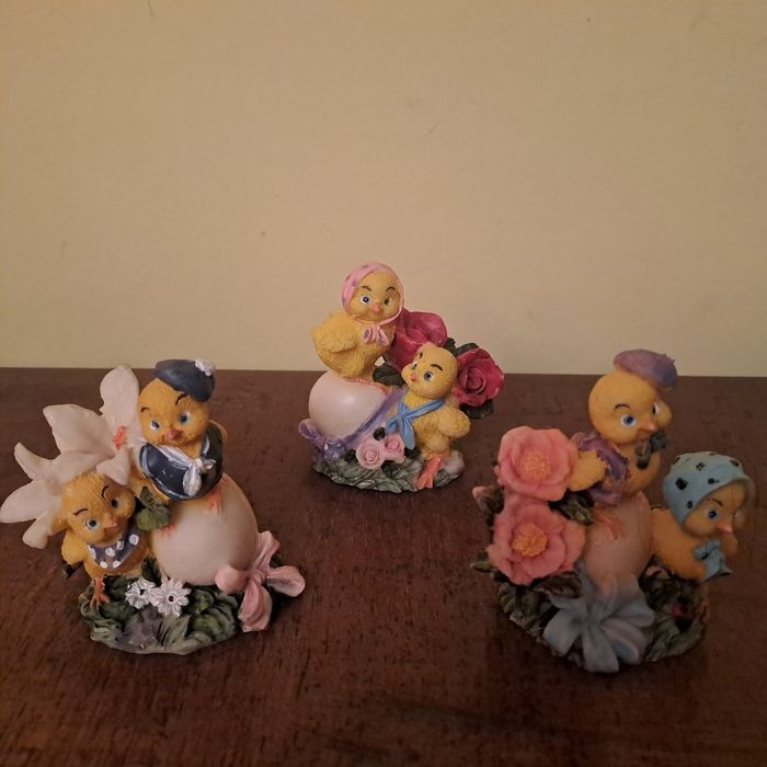 Trzy figurki z kurczaczkami