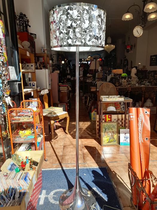 Candeeiro Pé alto - metal prateado com borboletas- 3 Lâmpadas- novo