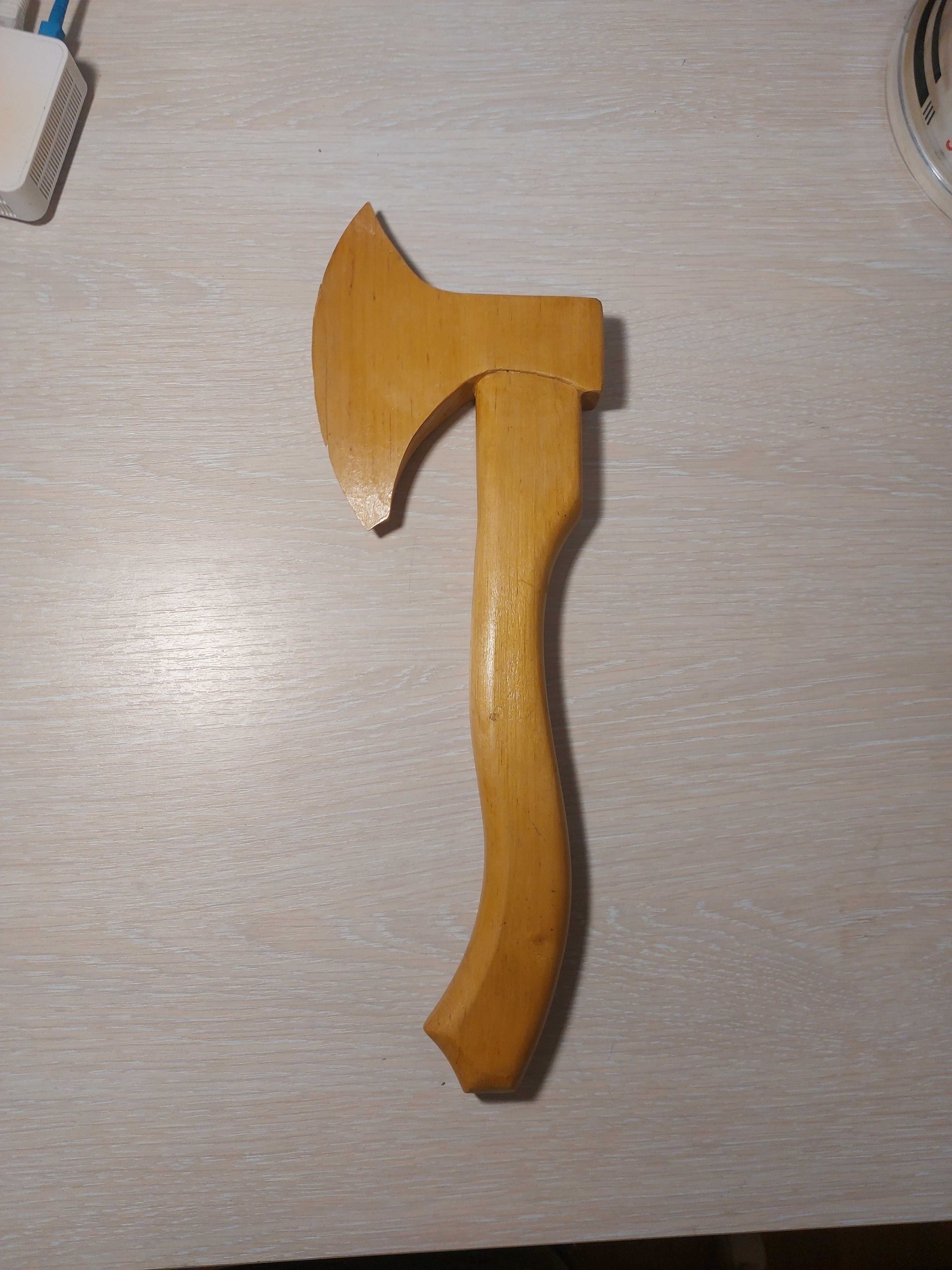 Продам топор повністю зроблений з дерева.