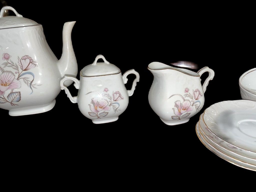 Serviço de chá porcelana em vista alegre 
Bule 
Leiteira 
Açucareiro
8