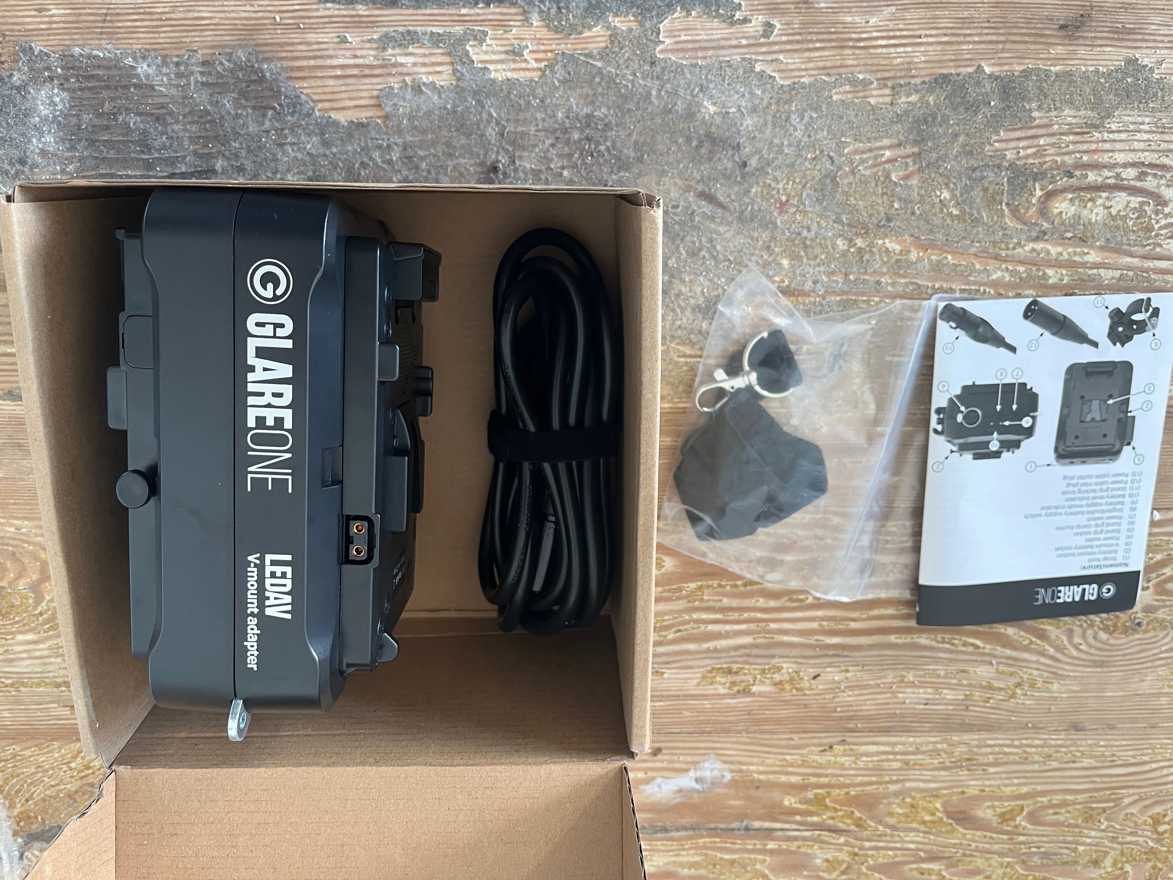 Adapter zasilania z akumulatorów V-Mount GlareOne