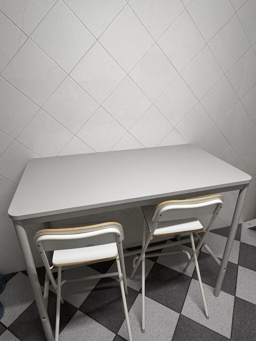 Mesa alta e duas cadeira IKEA