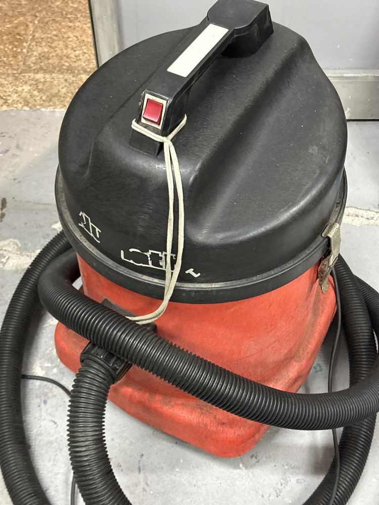Aspirador Numatic industrial.
