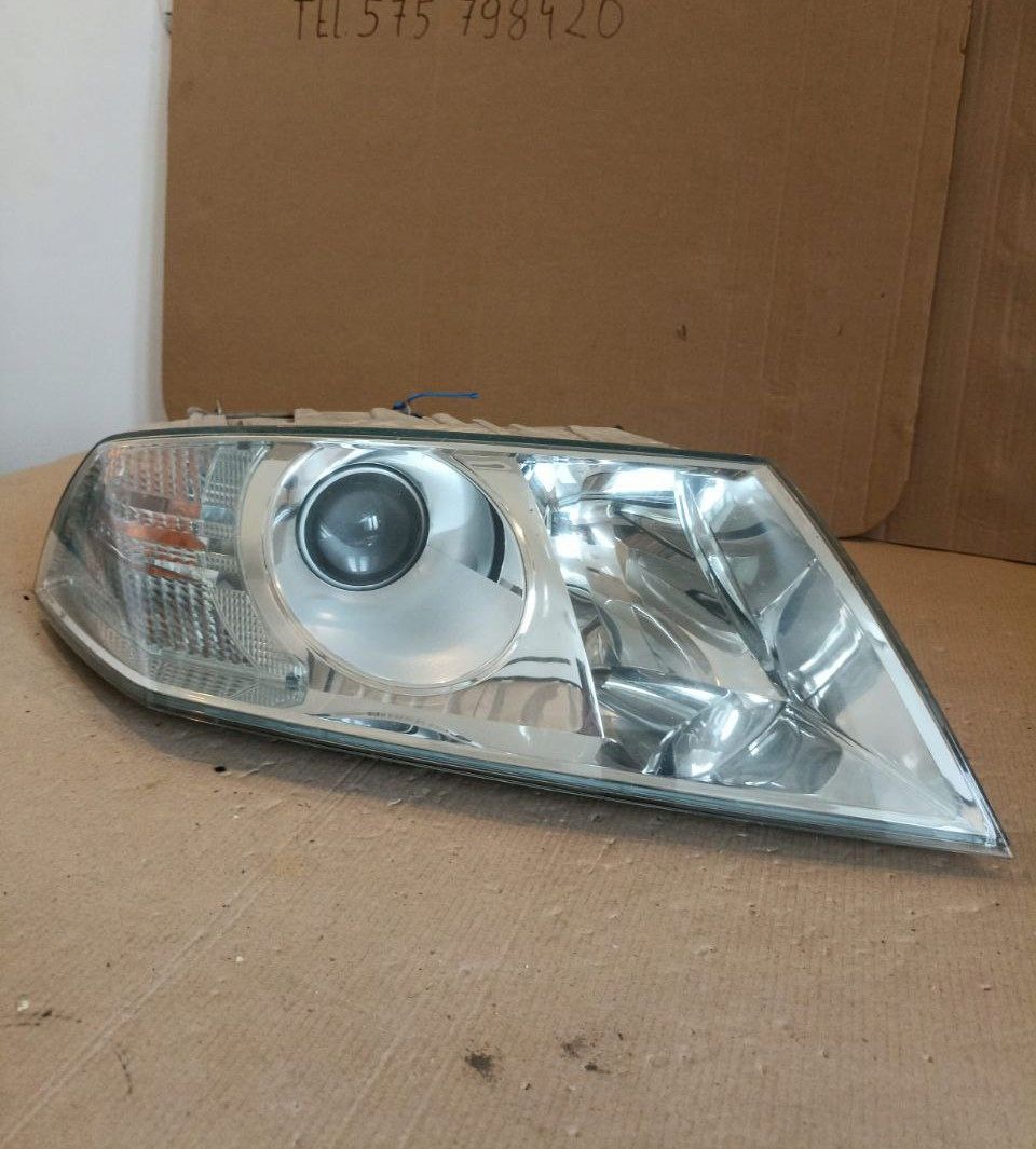 CAŁA ŁADNA Lampa przednia prawa skoda Octavia II 2 xenon europa