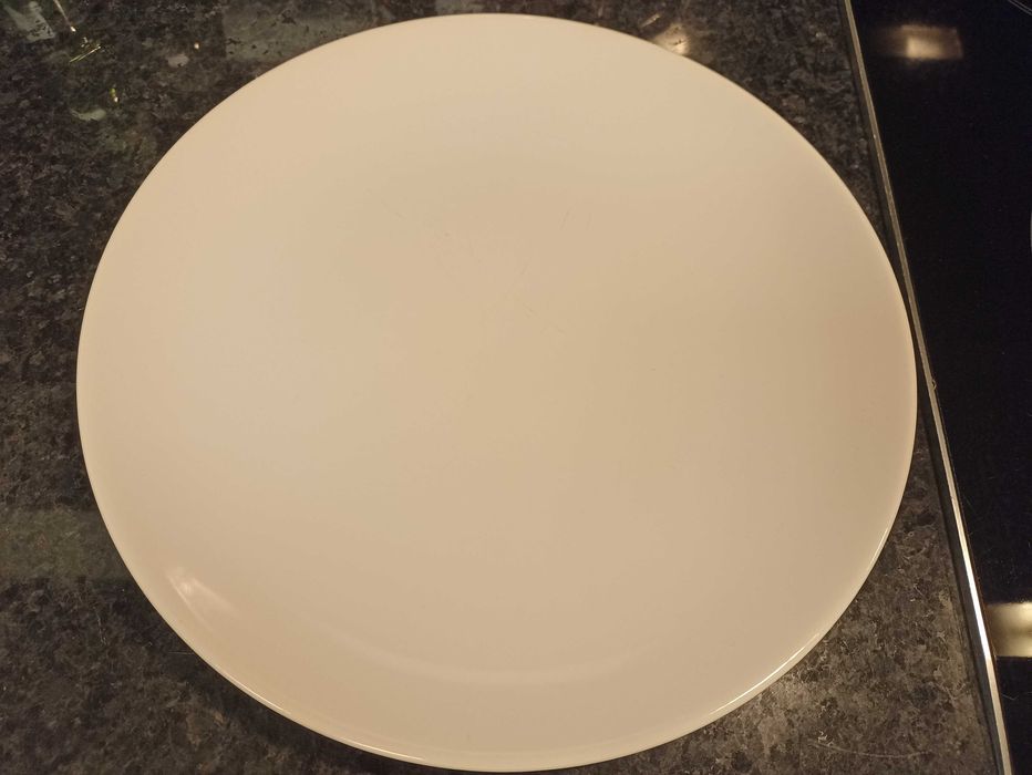 conjunto de louça branca IKEA, com 62 peças, 60 cêntimos por peça