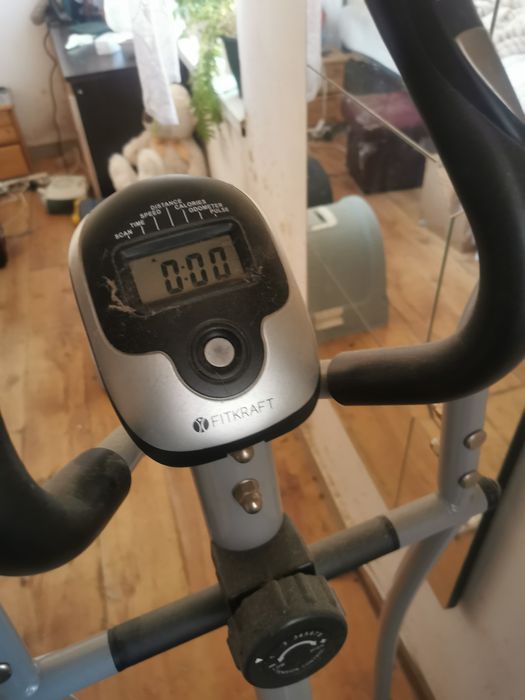 Oddam sprawny metalowy orbitrek z wyświetlaczem