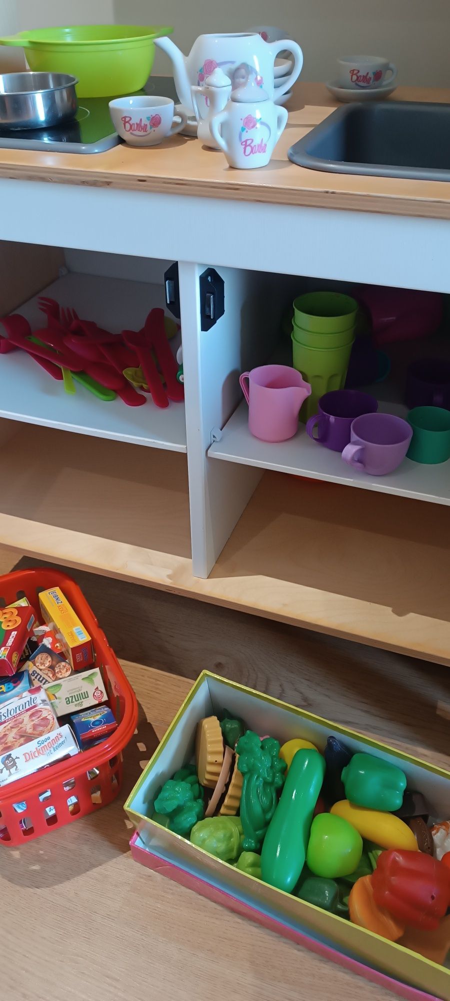 Cozinha ike com brinquedos (barbie e outros)