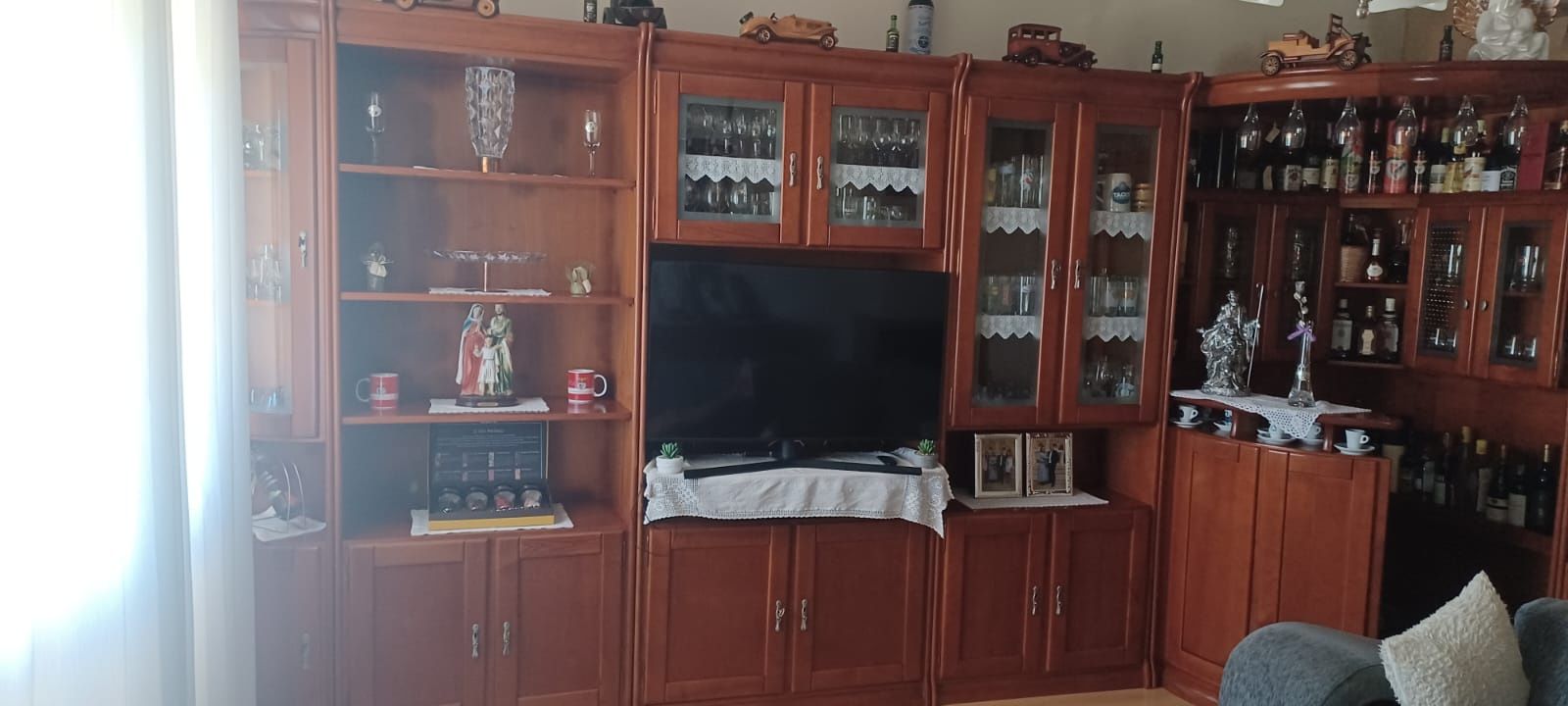 Movel de sala junto com bar