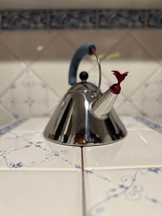Alessi 9093 - czajnik z ptaszkiem