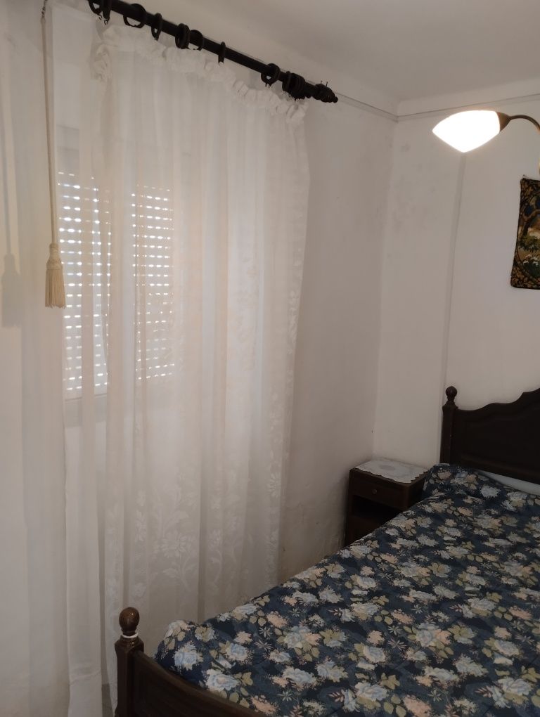 Vendo casa T4 em Comenda, em bom estado