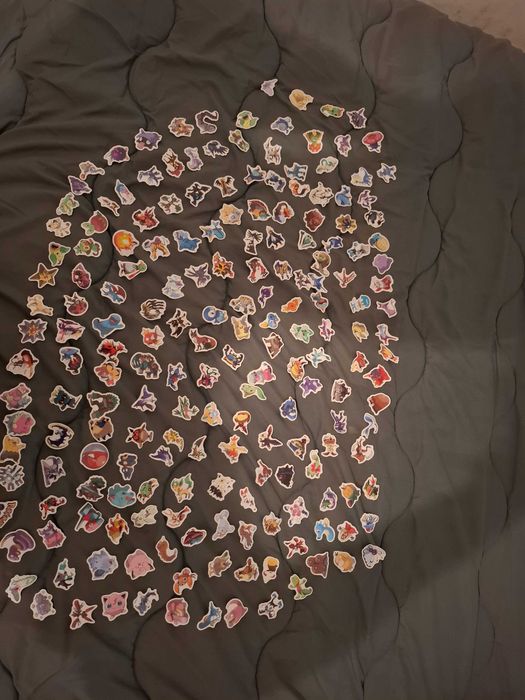 200 autocolantes Pokémon