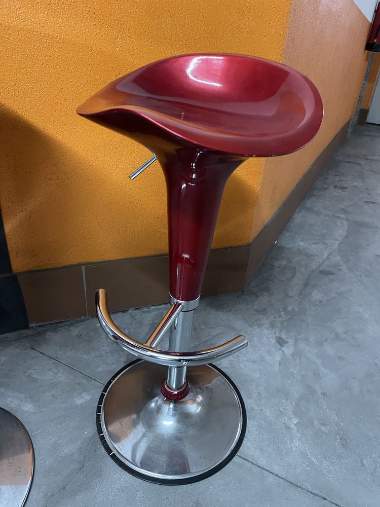 Mesa de bar e banco vermelho madison