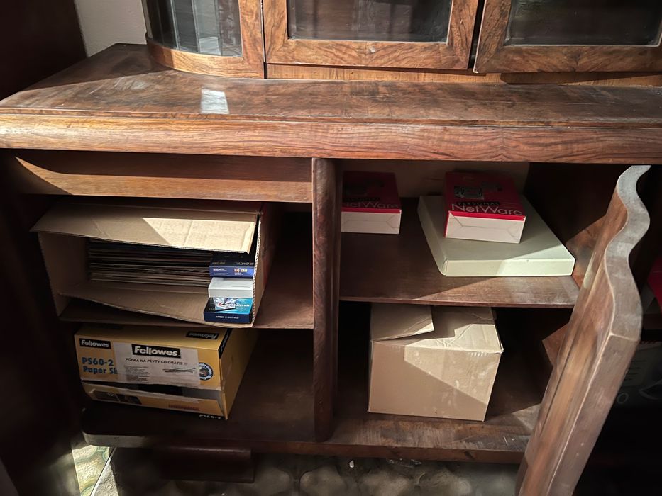 stary kredens pokojowy z witrynką