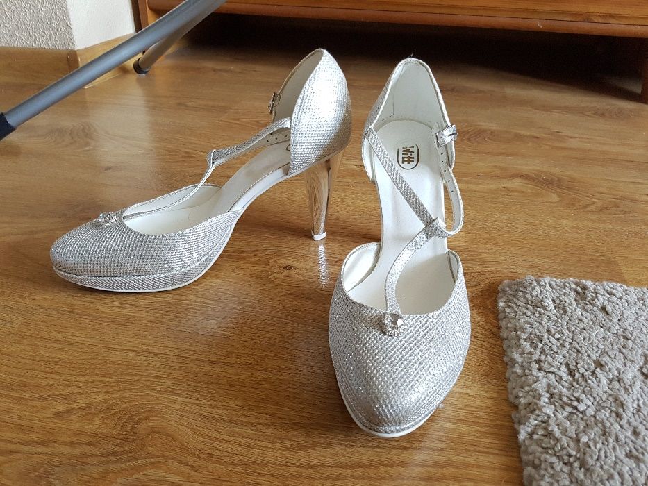 Śliczne buty ślubne
