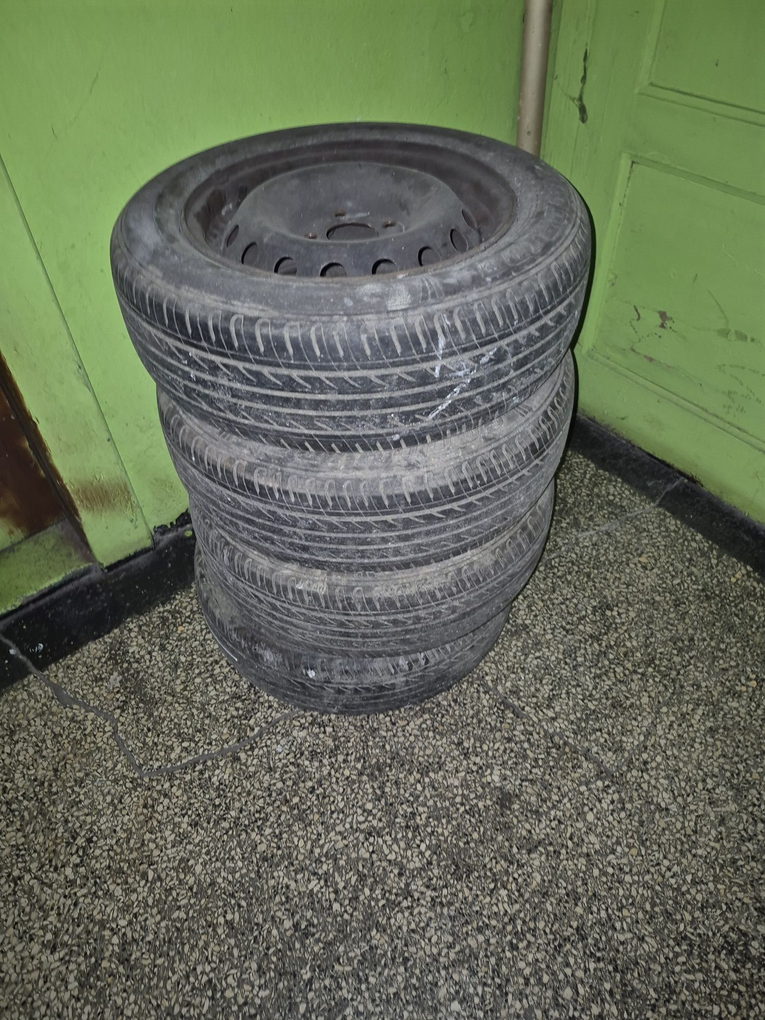 Opony z felgami do sprzedania