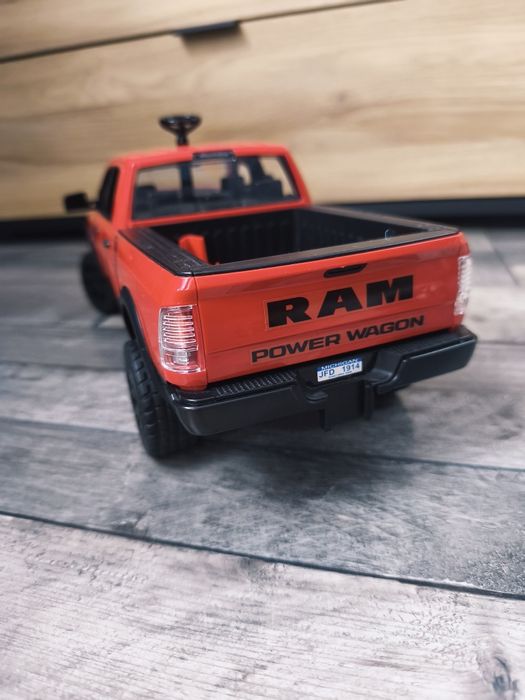 BRUDER 02502 samochód RAM z motocyklem Ducati i kierowcą