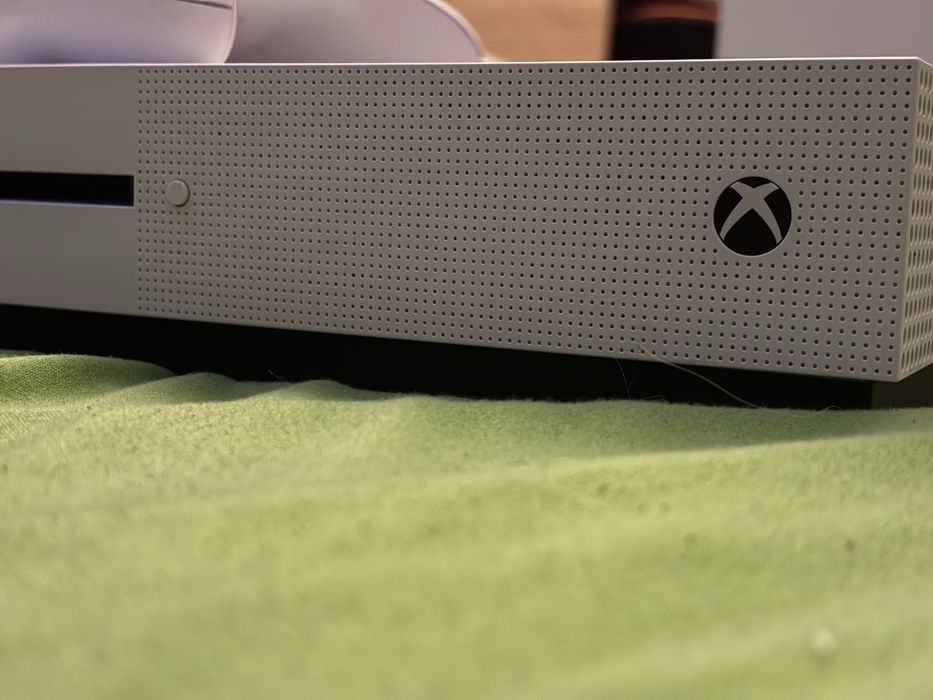Xbox one s 1TB + pad + gta v