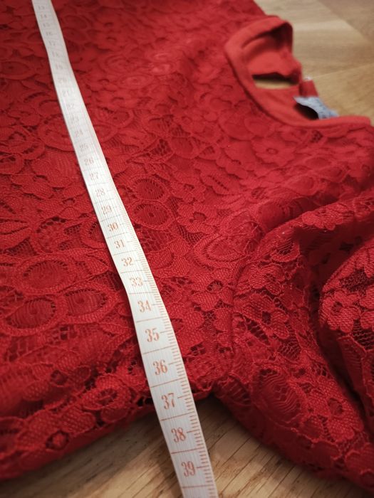 Czerwona, koronkowa sukienka 134/140