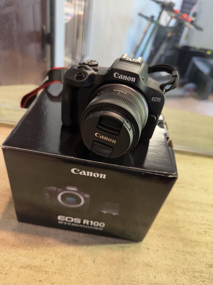 Lustrzanka Canon EOS R100