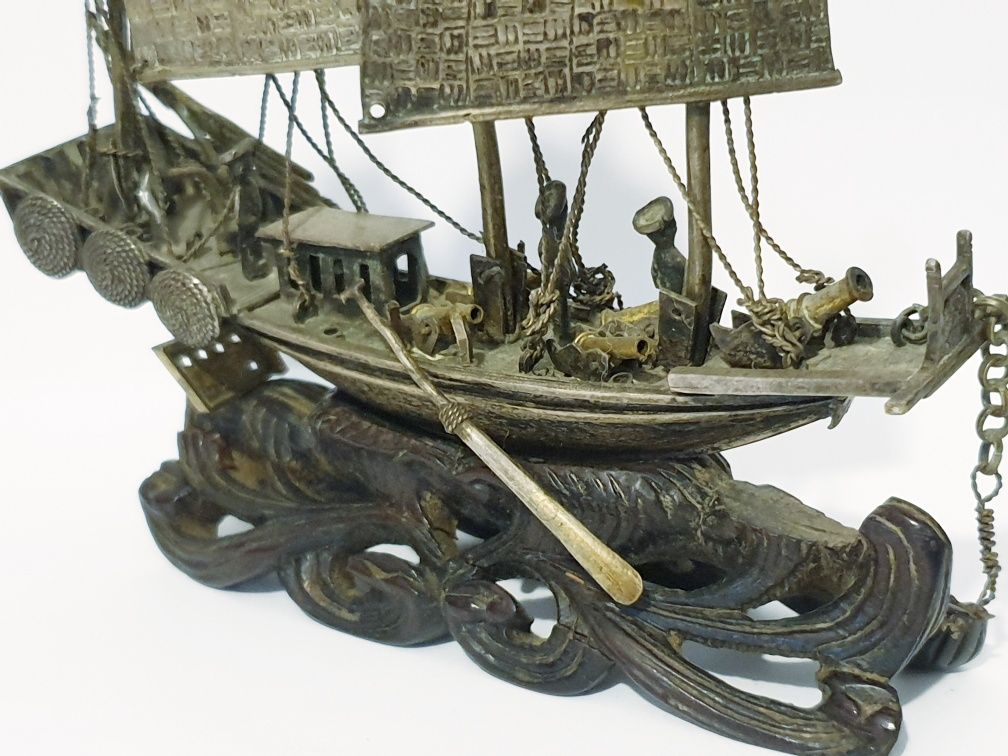 Rara antiga miniatura de um barco Junk asiático prateado e dourado