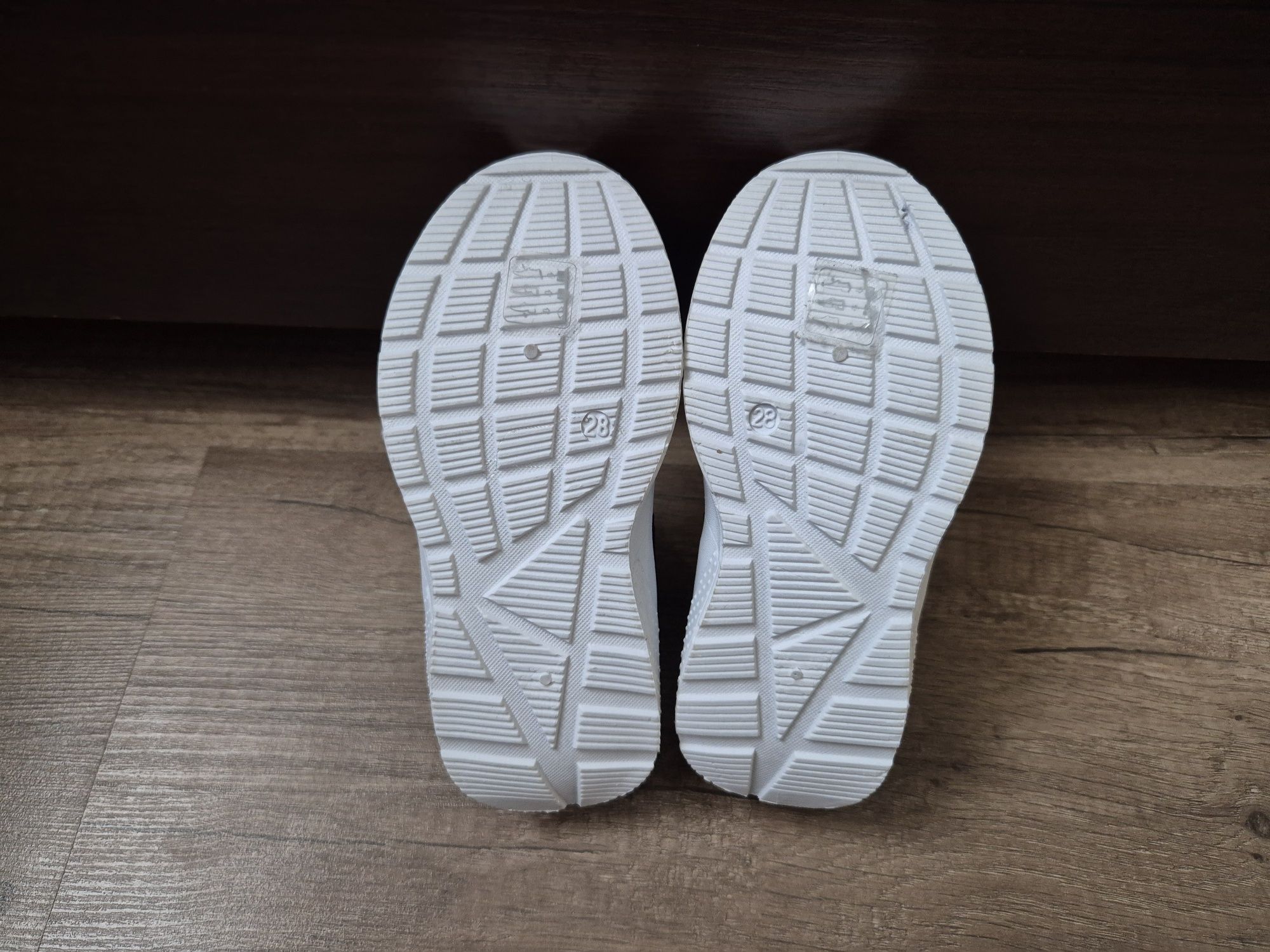 Nowe adidasy chłopięce 28