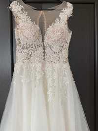Дуже красива ніжна весільна сукня