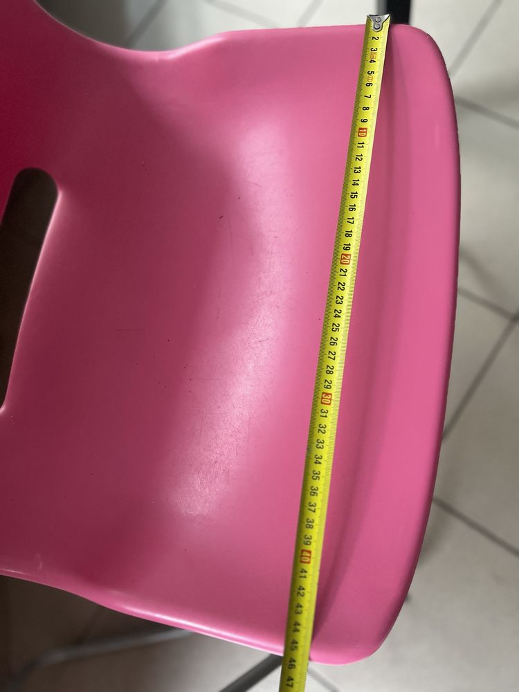Dwa rózowych krzesła z IKEA