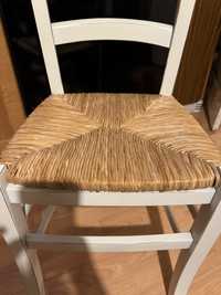 białe krzesło drewniane