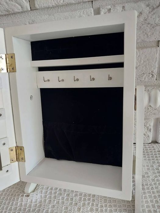 Szafka na biżuterię.