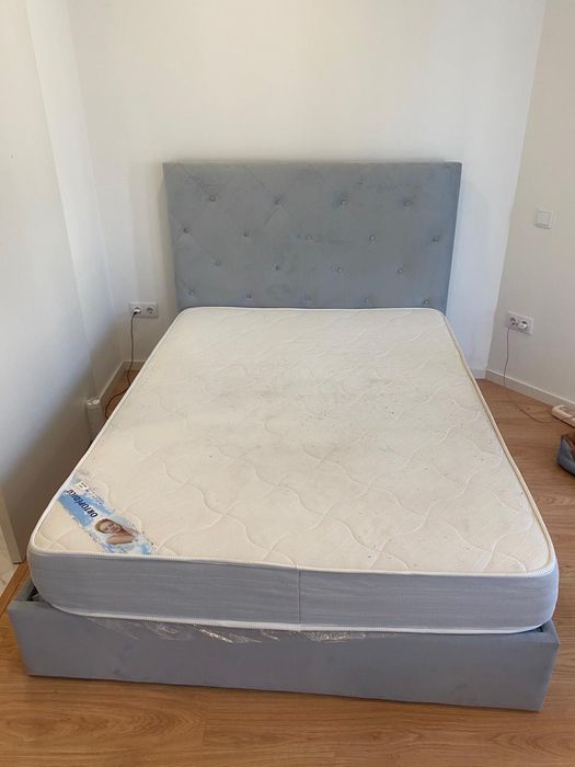 Cama de casal com estrado, colchão e cabeceira