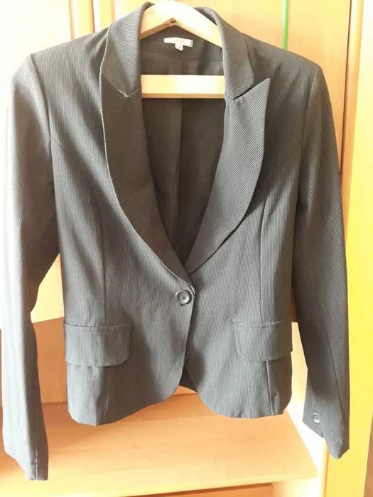 Czarny żakiet na guzik