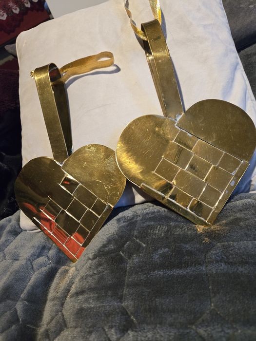 Dwa serduszka w kolorze złotym.