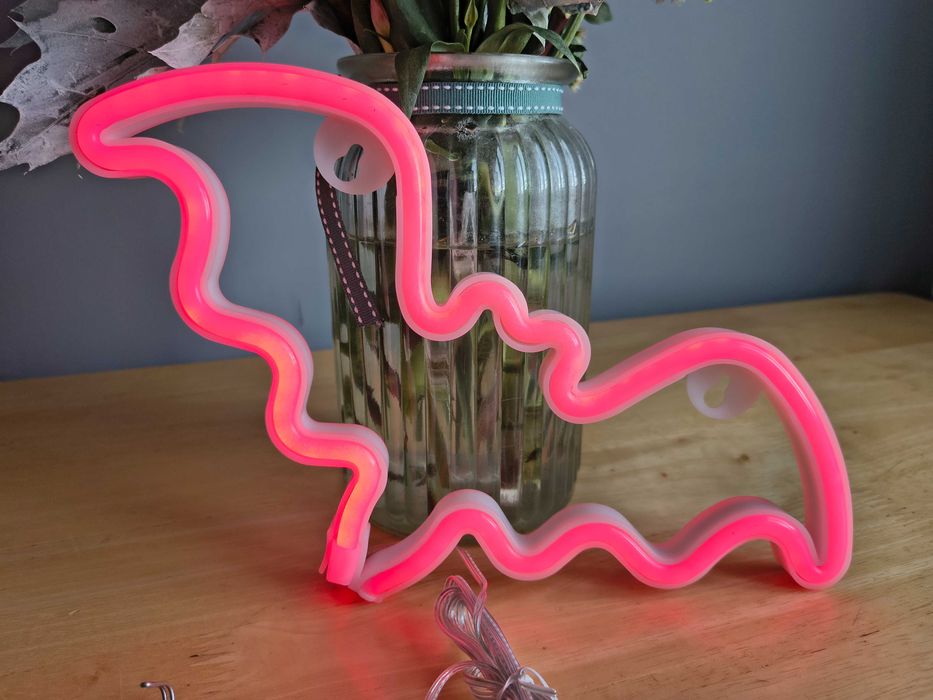 led różowy nietoperz