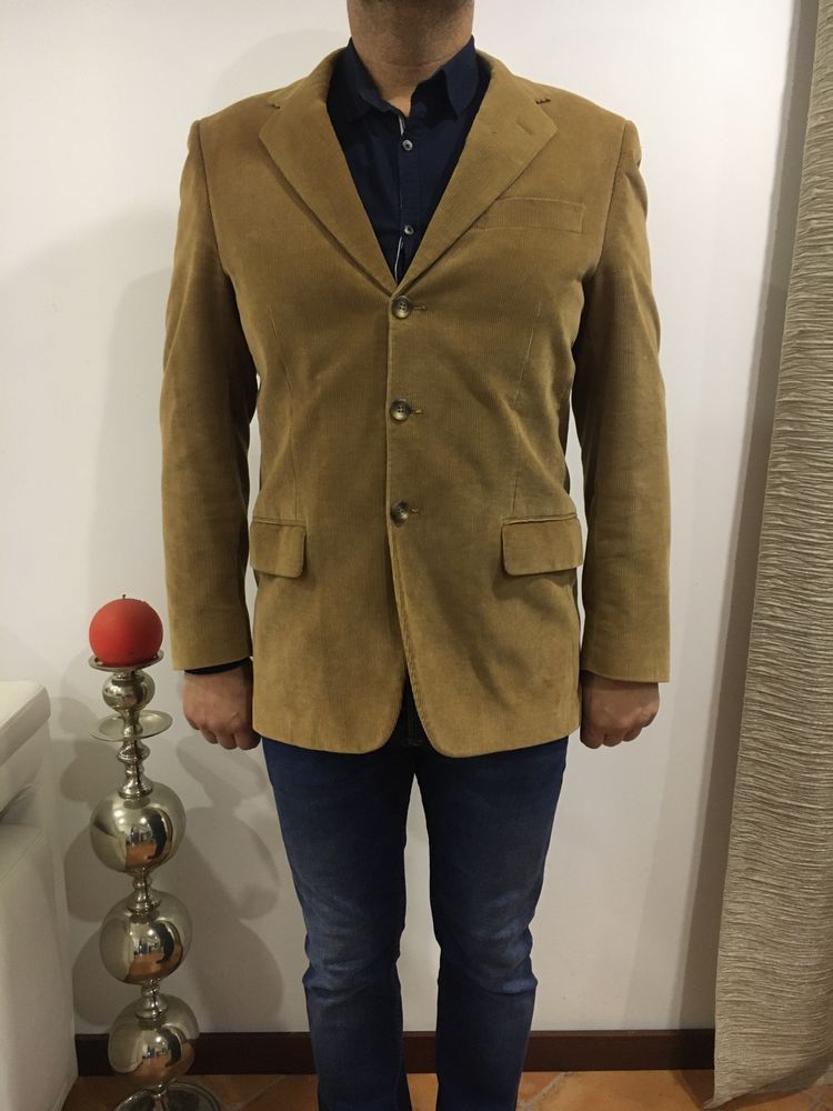 casaco de homem e camisa
