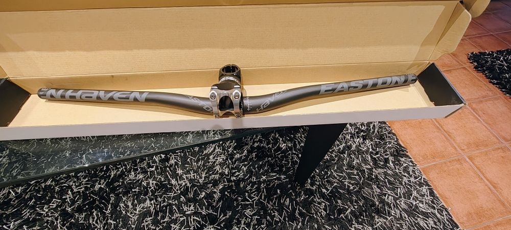 Guiador e avanço em carbono novo em caixa Easton Havenn