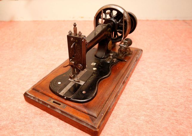 Linda máquina de costura antiga da Erister & Possmanh Berlin