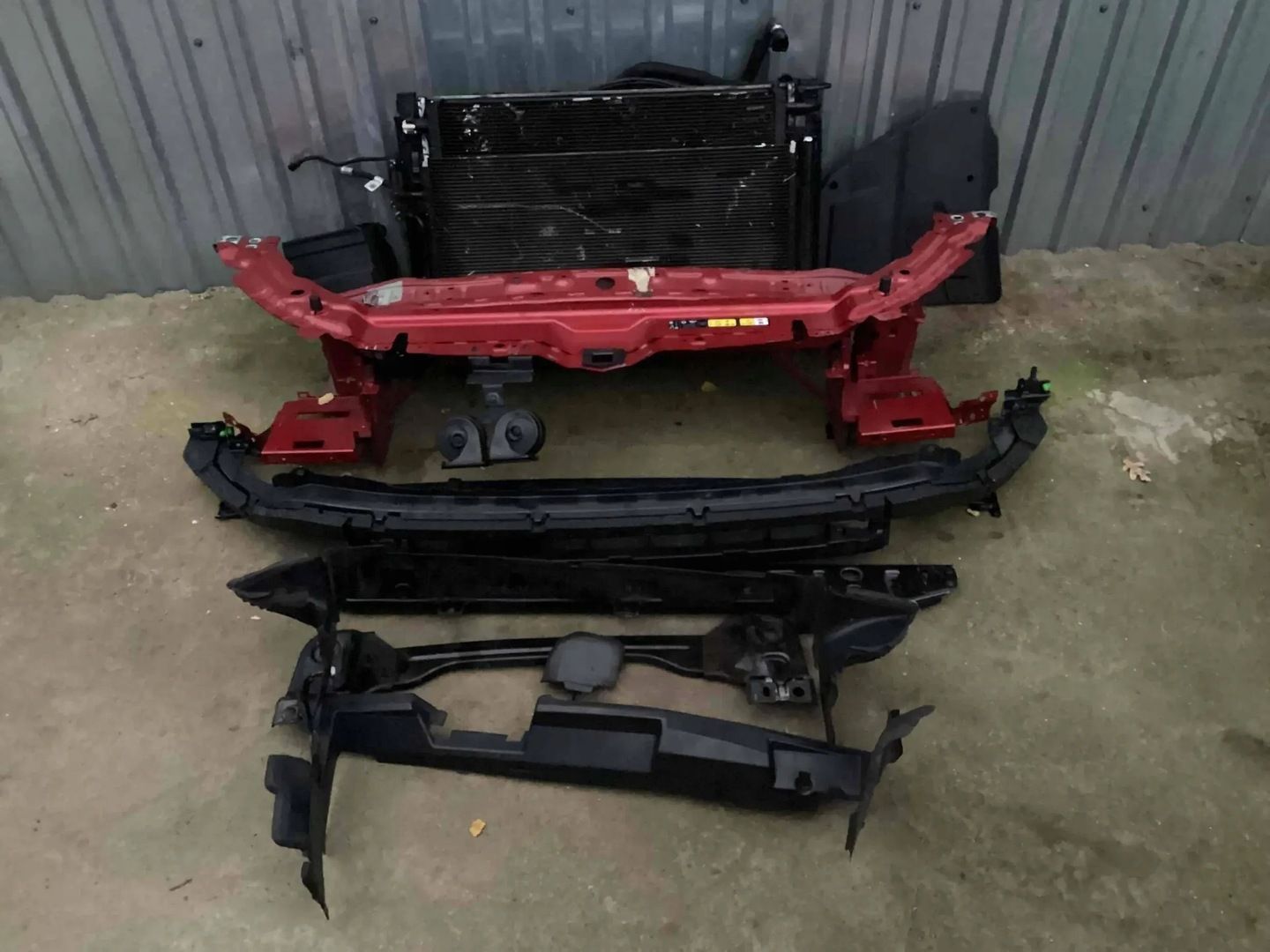 PAS PRZEDNI CHŁODNICE WZMOCNIENIE LAND ROVER DISCOVERY SPORT L550 LR084656