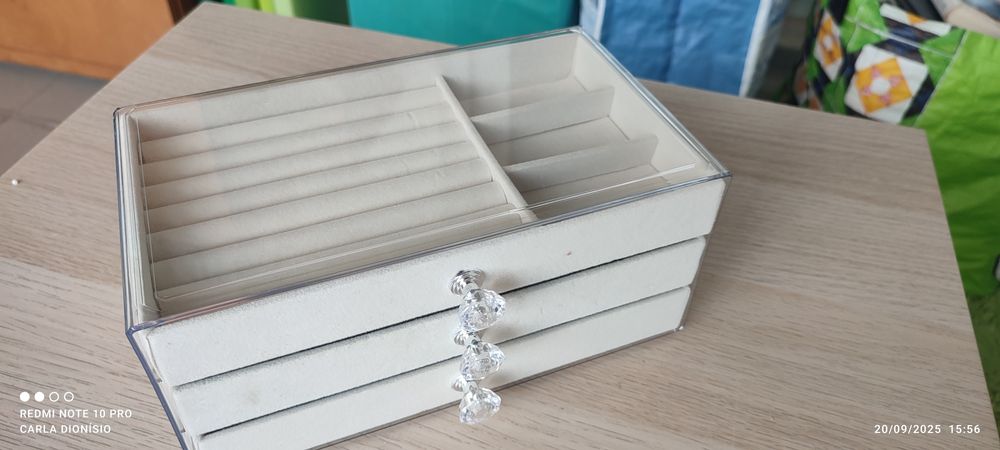 Caixa de veludo com caixa de acrílico com 3 gavetas