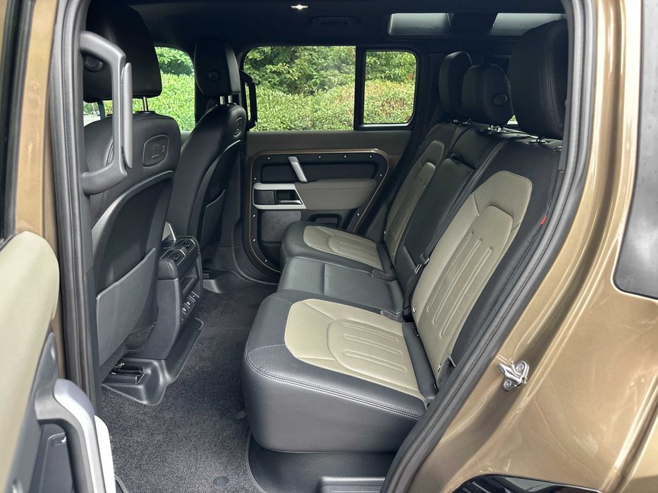 Land Rover Defender D300 X-Dynamic