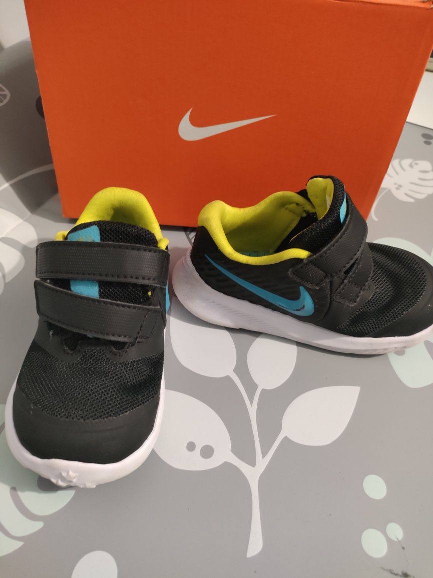 Adidasy Nike, r. 22