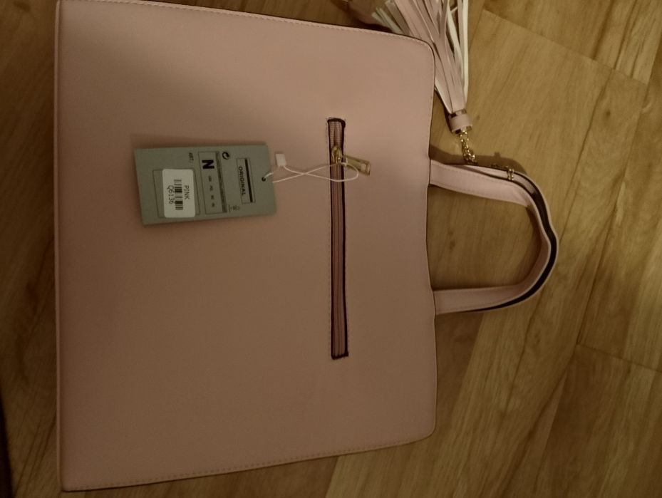 Nowa torebka na ramię z frędzlem w kolorze pudrowym