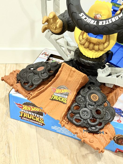 Ігровий набір Hot Wheels Monster Trucks Arena Smashers Crushzilla