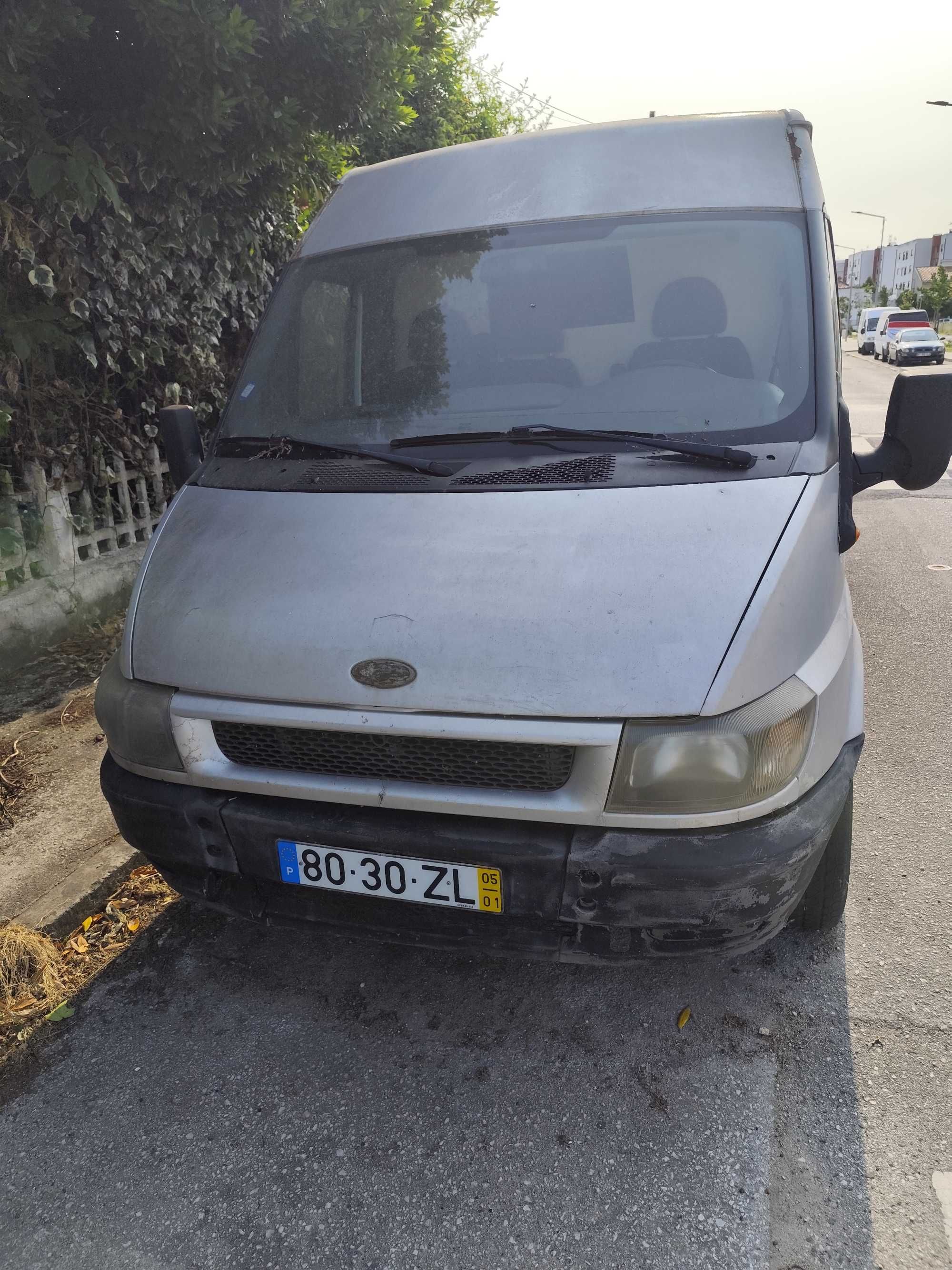 Ford Transit de 2005 avariada